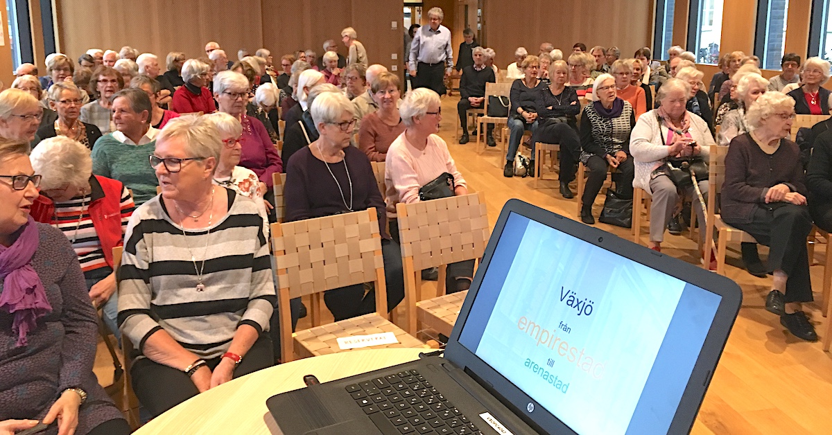 Föreläsning inför publik om Växjös utveckling